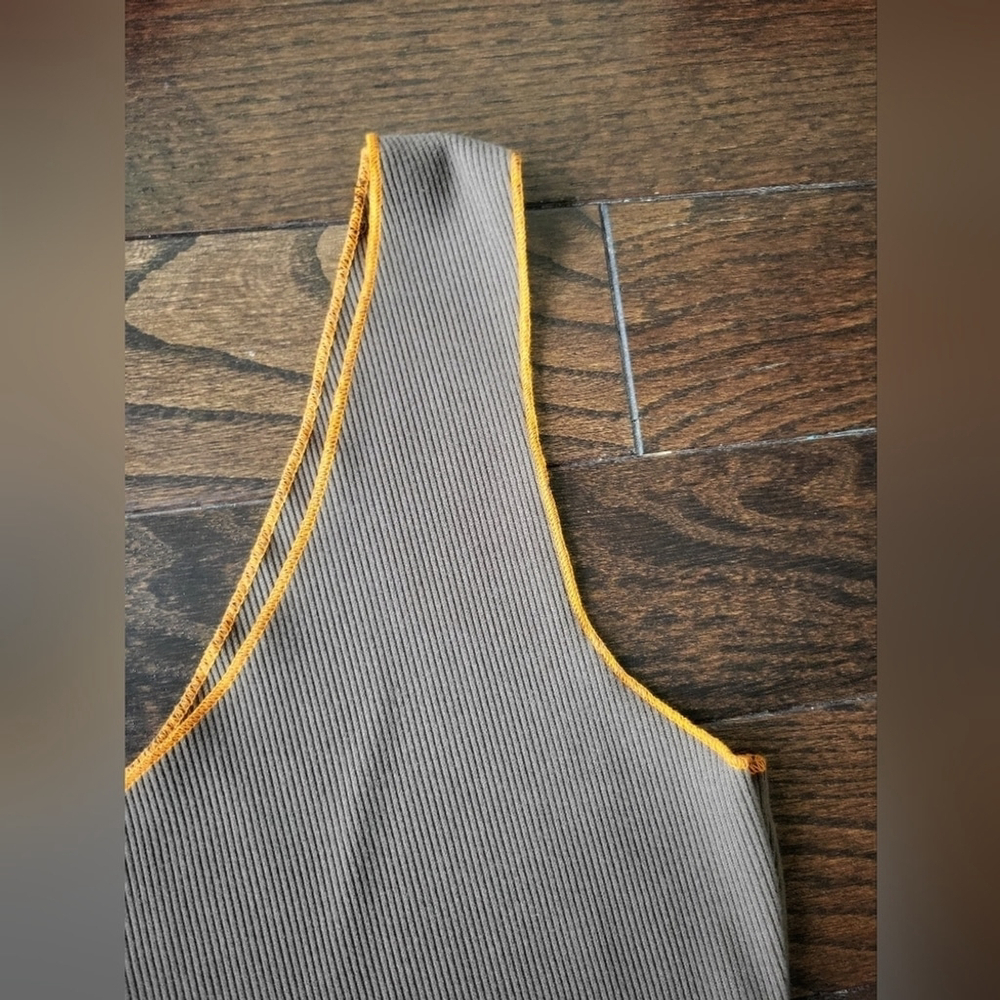 Asymmetrical One-Shoulder Ribbed Crop Top - Picture 3 of 4